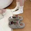 Pantuflas de interior con temática de dibujos animados, que aumentan la altura, para otoño/invierno, pantuflas peludas de moda y lindas para mujer, cálidas, negras, de felpa y con suela gruesa