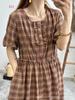 Vestido Curto de Manga Curta Xadrez Cinturado com Cadarço Estilo Artista Novo Verão 2024 Feminino Solto Plus Size Emagrecedor Midi