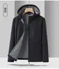 Nueva chaqueta softshell lisa para hombre, moderna, casual, cómoda, con capucha desmontable, disponible para compra grupal y logo personalizado