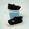 Zapatos de Lona Antipatadas de Punta Cerrada de Moda para Niños y Niñas, Zapatos Bajos de Lona Blanca Casual con Velcro y Suela Suave de TPR para Verano
