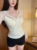Camiseta feminina de manga longa com decote V e detalhes em renda, para outono e inverno, corte justo, estilo doce, cor damasco, blusa top base fina