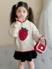 2026 Nuevo Suéter de Fresa Grande Estilo Coreano para Niñas Otoño e Invierno Nueva Ropa Exterior Elegante para Niños Ropa para Niños de Comercio Exterior Moderna