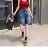Shorts jeans feminino com cintura parcialmente elástica e detalhes rasgados, novo estilo de verão 2026, moderno, modelagem solta, emagrecedor, perna reta, perna larga
