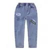 Calças jeans para meninos 2025 primavera e outono novas fabricantes de roupas infantis atacado pequenos e médios meninos estudantes calças infantis