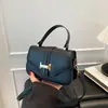 Bolsa Quadrada Pequena Retrô Francesa de Alto Acabamento para Mulheres, Novo Modelo Outono 2025, Bolsa de Ombro e Transversal Versátil com Alça de Couro de Luxo Leve
