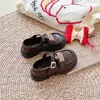 Sapatos pretos de couro para meninas, sapatos infantis para primavera e outono de 2026, sapatos de princesa para meninas, mocassins versáteis para bebês e crianças pequenas
