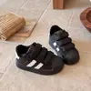 Novos Tênis Esportivos para Meninas 2026 Primavera/Outono Novo Estilo Crianças Bebê Sapatinhos Brancos Versátil para Crianças Pequenas e Médias Sapatos de Solado com Biqueira de Borracha