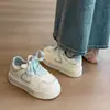Tênis brancos estilo coreano com bico redondo, sola grossa, para aumentar a altura, para mulheres, novo modelo outono 2026, versátil, respirável, tênis casuais para estudantes