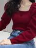 Camiseta Base de Manga Abullonada con Cuello Cuadrado Rojo Retro Otoño e Invierno 2024 Nueva Chica Picante Moda Elegante Top de Punto