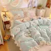 Lindo Juego de Cama de Felpa de Leche de Cuatro Piezas Invierno Doble Cara Funda de Edredón de Felpa Sábana de Felpa de Coral Juego de Tres Piezas para Cama de Dormitorio
