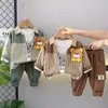 2024 Nuevo Conjunto de Tres Piezas para Niños de Algodón con Camisa Rayada de Oso de Peluche y Pantalones Estampados de Moda Venta al por Mayor desde Fabricante