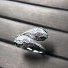 Europa y Estados Unidos transfronterizos V oro alta versión Seiko ojo verde serpiente lleno de diamantes anillo de serpiente de doble cabeza moda fábrica outlet