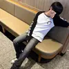 Nueva camiseta casual de manga larga con bloques de color negro 2026, estilo primavera/otoño, corte retro inspirado en Hong Kong, diseño transfronterizo de moda