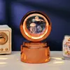 Bola de Cristal Transfronteiriça Base Giratória com Textura de Madeira Luminária Noturna Brilhante Lâmpada do Céu Estrelado 3D Decoração de Mesa Presente Criativo de Feriado