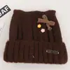 Gorro de punto estilo coreano con lana, diseñado para mantener abrigadas a las mujeres y hacer que sus rostros parezcan más pequeños, con un lazo floral y adecuado para cabezas de mayor tamaño