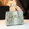 2026 Nuevo Bolso Platino Iridiscente con Patrón de Serpiente Retro Europeo y Americano para Mujer, Bolso Tote con Cierre de Gran Capacidad con un Toque de Lujo