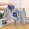 Conjunto de roupa para menino para primavera e outono, conjunto de duas peças com camisa de ganga com bolso e carcela, roupas infantis estilosas e da moda estilo coreano atacado