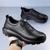 Sapatos de Couro de Verão para Homens, Novo Design Vazado, Leves, Respiráveis, Ideais para Viagem, Sapatos para Caminhada com Fivela Rotativa, Casuais e Modernos