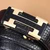 Cinturón de Piel para Hombre de Gama Alta con Patrón de Cocodrilo, Hebilla Automática Sin Diente con Letras, Cinturón Versátil para Pantalones para Hombre
