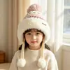 Chapéu de inverno infantil com abas para as orelhas, chapéu de lã tricotado forrado com fleece e espessado para meninas, design fofo com pompom, chapéu à prova de vento e quente para bebês
