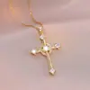 Colar Feminino Colorido Zircônia Joias Design de Nicho Pingente Cruz Completo em Diamante Colar Corrente de Clavícula em Aço Inoxidável
