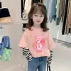 G2042 # Camiseta de Manga Longa para Crianças Maiores, Novo Estilo Outono 2025, Algodão Puro, Falsa Peça Dupla, Camada Base Casual Estampada.