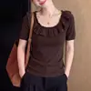 Camiseta de manga corta con cuello en U y volantes en los hombros, talla grande, para mujer, nuevo estilo de verano, adelgazante y favorecedora, perfecta para cubrir, un top deslumbrante