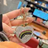 Llavero de Corazón Arcoíris con Diamantes Completos de Amazon Colgante de Bolsillo con Forma de Corazón Incrustado de Diamantes Moda Llavero para Llaves de Coche Pequeño Adorno