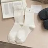 Accesorios blancos, calcetines de media pantorrilla con diseño de perlas, calcetines de punto trenzado simples y versátiles para mujer, estilo suave y juvenil, calcetines largos de algodón con borde de volantes