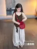 Roupa de outono para meninas: Conjunto casual e fashion de duas peças estilo coreano, apresentando um top assimétrico e calças cargo largas, estilosas e modernas.