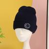 Gorro de Tricô Liso com Borda Enrolada e Aba Curta para Outono e Inverno, com Bordado de Rosto Sorridente, Chapéu Quente Casual Versátil para Exterior