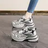 Zapatos dad para mujer 2026 otoño nuevo modelo zapatos de malla transpirable para mujer zapatillas casuales para correr de suela gruesa que aumentan la altura zapatos de moda para mujer