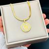 Cadena de clavícula de acero y titanio con incrustaciones de diamantes de marca redonda, estilo Avatar dorado, resistente a la decoloración, de doble capa, estilo frío nicho para mujer.