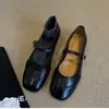 Sapatilhas rasas estilo retrô francês para mulheres, nova coleção outono 2026, bico redondo, sola plana, sapatos Mary Jane rosa com design de tira única