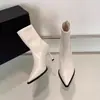 Novas Botas Slim Outono/Inverno 2026 com Salto Alto Fino, Bico Fino, Couro Macio Elegante, Zíper Traseiro, Botas Curtas Versáteis Estilo Coreano
