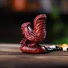 Pequeña Hoja Sándalo Rojo Tallado a Mano Pixiu Dios de la Riqueza Colgante Adorno Colgante Artesanías Puesto Ambulante Popular Fábrica Venta al por Mayor
