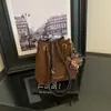 Bolsa tote casual retrô, estilosa e de alta qualidade, nova coleção outono 2026, cor sólida, design chique, adequada para o trabalho e para o trajeto diário.