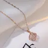 Colar de Trevo de Quatro Folhas Aquecedor de Coração Estilo Francês com Pedra Principal e Totalmente Cravejado com Zircônia, Presente Exquisito para Melhor Amiga, Acessório Único e Versátil