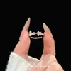 Nuevo anillo de moda de alta gama versátil estilo vintage con forma de estrella y diamantes, lujo ligero, anillo personalizado único y lujoso