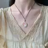 "Xiang Qing Xue" Cadena para Clavícula Estilo Chino Nueva Tradicional Cuerda Trenzada Collar Pintado en Oro para Mujer con Delicado Colgante de Flor
