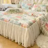 Saia de Cama Acolchoada Estilo Coreano Peça Única Escovada Estampada Espessada Cobertura de Cama Conjunto de Três Peças Cobertura de Proteção contra Poeira para Colchão Todas as Estações Universal