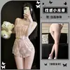 Lencería transparente de encaje dorado con un lazo juguetón, diseñada para momentos coquetos y sensuales, puro deseo y seducción, ropa de dormir