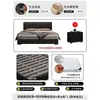 Cama estilo italiano em couro preto com estofamento segmentado em listras verticais, apresentando acabamento em couro Nappa, bordas niveladas e uma estrutura de piso, adequada para o quarto principal ou secundário