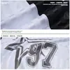 Camiseta de Malha Unissex Retro Americana com Listras, Gola V, Estampa Floral Pentagrama Inglês e Números, Manga Curta Solta