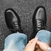 Nuevos zapatos de cuero formales de negocios versátiles para hombre, estilo coreano casual antideslizantes resistentes al desgaste transpirables con cordones AH05