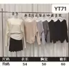 Tejidos de punto plisado con botones laterales de nicho diseñados para mujeres para usar en otoño e invierno, tops de alta gama estilo coreano, tejidos ajustados a la cintura para usar como capa interior