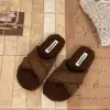Pantuflas peludas para mujer para otoño e invierno, aptas para usar en interiores y exteriores, cálidas y elegantes, versátiles, de suela plana, de felpa y hechas de algodón, disponibles para venta al por mayor