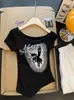 Camiseta versátil de manga corta con estampado, estilo chica hot americana de un solo hombro, dulce y fresca, para mujer, nuevo top irregular ajustado, moderno