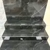 Los peldaños de escaleras para casas de autoconstrucción se pueden equiparar con luces sensoras, peldaños antideslizantes, baldosas de mármol