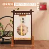 Calendário de Mesa de Madeira Estilo Chinês Ano do Carneiro 2027 com Porta-Caneta Ornamento Multifuncional para Desktop Calendário de Escritório com Impressão para Negócios